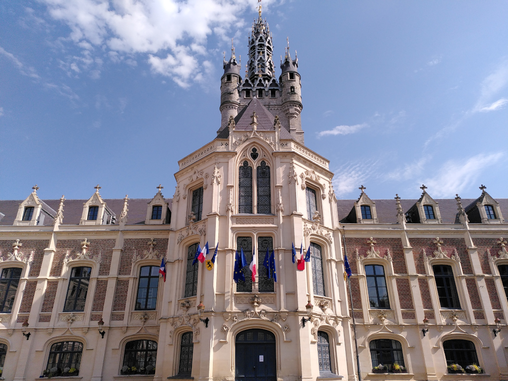 Photographie du beffroi de Douai vu depuis la rue de la Mairie